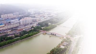 <p>　　近年來，彭陽縣聚焦脫貧攻堅，精準(zhǔn)發(fā)力，城鄉(xiāng)面貌煥然一新。本報記者　黨碩　攝</p>