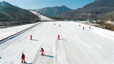 <p>　　冰雪旅游，讓冬季熱鬧起來。</p>