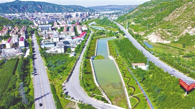 <p>　　在渝河的裝點和滋潤下，秋天的隆德縣城風景如畫。</p>