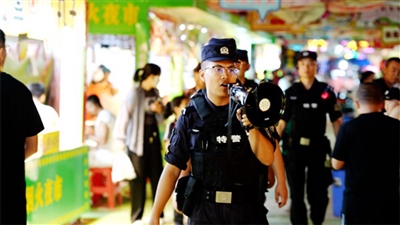 近期，鹽池縣公安局各派出所大力開展“見警察、見警燈、見警車”夏季治安隱患集中清查整治行動。
    本報(bào)通訊員 劉華 攝