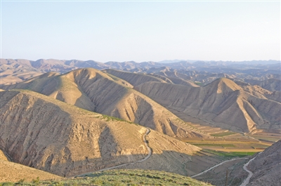 <p>　　2009年東部山區(qū)荒山植被稀少。</p>