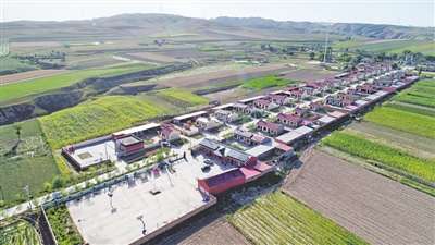 <p>　　“十三五”易地扶貧搬遷建設(shè)的美麗新村莊。</p>