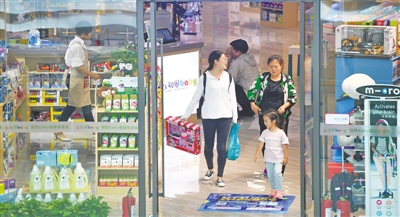 <p>　?、诖笮蜕虉?chǎng)內(nèi)商品琳瑯滿目，天南地北的特色產(chǎn)品讓市民足不出店，實(shí)現(xiàn)一站式購(gòu)物。</p>