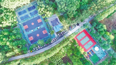<p>　?、咩y川日新公園內(nèi)設(shè)施齊全的公共健身場(chǎng)地為市民打造優(yōu)質(zhì)生活提供了場(chǎng)所。</p>