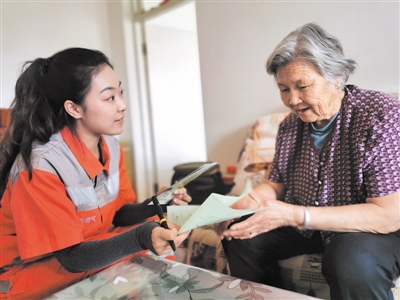 <p>　　工作人員給居民辦理開通天然氣手續(xù)。　　</p>