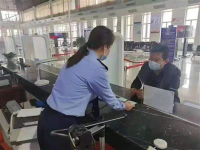 市民在銀川市機(jī)動(dòng)車輛管理所辦理業(yè)務(wù)。交警供圖