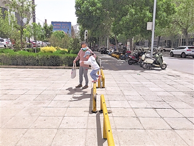 <p>　　光明廣場(chǎng)入口處安裝了欄桿。</p>