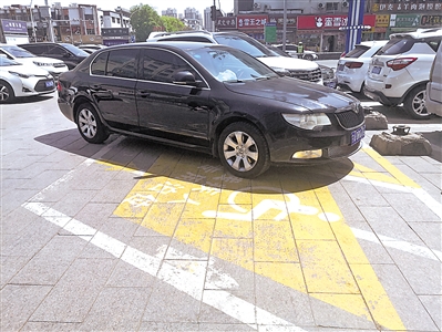 <p>　　銀川溫州商城門(mén)口停車場(chǎng)殘疾人專用泊位被占用。</p>
