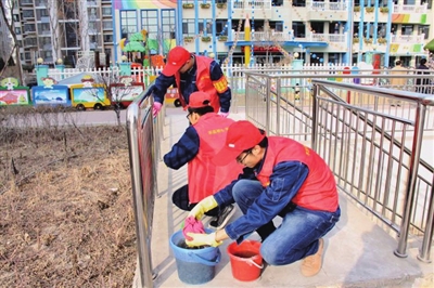 3月4日，國(guó)網(wǎng)寧夏電力有限公司經(jīng)濟(jì)技術(shù)研究院開展以“樹新風(fēng)做時(shí)代新人追夢(mèng)想展青春風(fēng)采”為主題的學(xué)雷鋒紀(jì)念日活動(dòng)，組織青年志愿者走進(jìn)銀川市寶湖路的樂活團(tuán)結(jié)廣場(chǎng)和附近社區(qū)，清洗打掃公共設(shè)施，踐行“人民電業(yè)為人民”的服務(wù)理念。周麗芳  韓源媛  攝影報(bào)道