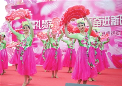 3月7日，銀川市興慶區(qū)舉行紀念三八婦女節(jié)表彰先進暨文藝展演活動，向三八紅旗手、優(yōu)秀婦女組織、巾幗文明崗等先進個人和集體頒獎。興慶區(qū)文化旅游體育廣電局組織文藝團體獻上精彩的文藝節(jié)目，為婦女先進送上節(jié)日祝福。本報記者  高曉剛  攝