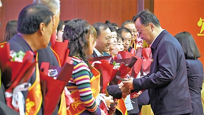     開展“退休不褪色薪火永相傳”干部榮譽(yù)退休儀式。