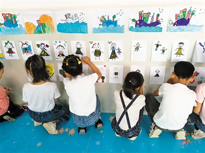 <p>　　移民村孩子拿起畫筆描繪美好生活?！　?　　　　　?。▓D片由受訪者提供）</p>