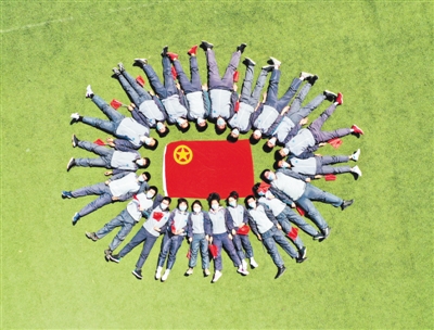<p>　　吳忠高級中學(xué)舉辦“我和團旗合個影”活動。</p>