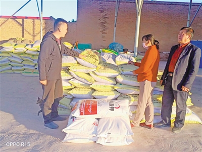 <p>　　楊彥昭（左）為種植戶送化肥。</p>