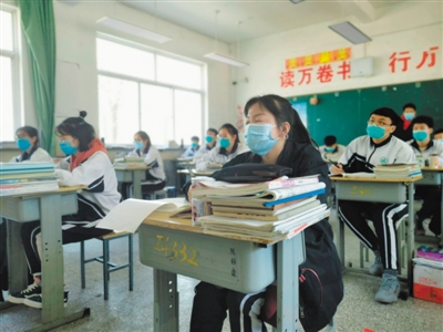<p>　　五月八日，鹽池縣高級(jí)中學(xué)高三學(xué)生在上課。</p>