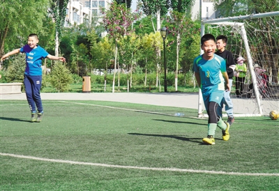<p>　　5月9日，在銀川市華雁湖畔一個(gè)小足球場(chǎng)，小學(xué)生射門(mén)后歡慶勝利。</p>