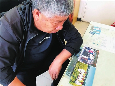 陶衛(wèi)新看著照片回憶起19年前的往事。