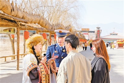     寧夏機動隊伍在鎮(zhèn)北堡影城開展直播活動。
