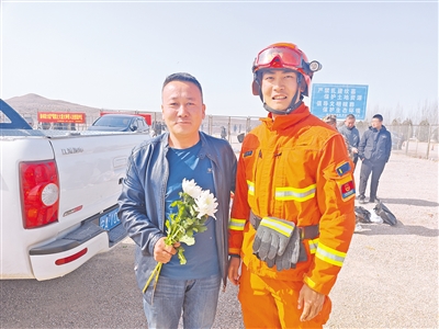     寧夏機動隊伍勸導在白芨灘保護區(qū)祭祀的群眾。