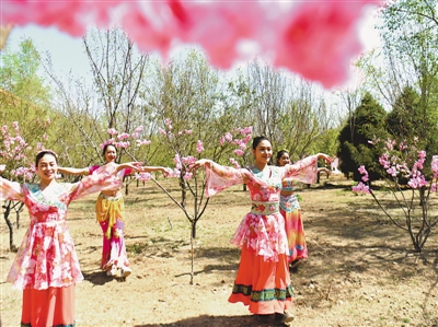 <p>　　“五一”假期，黃河橫城景區(qū)內(nèi)身著傳統(tǒng)服裝的姑娘們起舞迎賓。整個假期寧夏A級景區(qū)累計接待國內(nèi)游客74.35萬人次，旅游企業(yè)復(fù)工復(fù)產(chǎn)有序推進(jìn)，全區(qū)96家A級以上旅游景區(qū)已開放72家，占總數(shù)的75%。	　　　</p>
