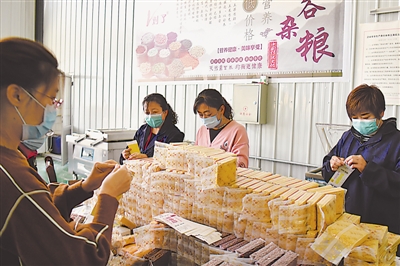 <p>　　鹽池縣“對了”雜糧食品公司工作人員在分裝小雜糧產(chǎn)品。我區(qū)企業(yè)積極履行好食品安全主體責(zé)任，嚴(yán)把市場準(zhǔn)入關(guān)，保障市場供應(yīng)，暢通追溯渠道，確保老百姓“吃得放心、用得安心”。</p>