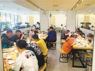 <p>　　吳忠市利通區(qū)一早茶拉面館恢復(fù)往日人氣。利通區(qū)開展電商美食節(jié)活動，近百家餐飲店參與，為顧客每人發(fā)放50元餐飲電子消費(fèi)券是活動最大亮點(diǎn)。</p>