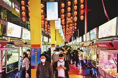<p>　　充滿煙火氣的銀川市西夏區(qū)懷遠(yuǎn)夜市人氣火爆。銀川市多措并舉，在做好疫情防控的同時，積極推出夜間餐飲、旅游、文化娛樂等消費(fèi)活動，逐步恢復(fù)“夜經(jīng)濟(jì)”發(fā)展，不斷擴(kuò)大內(nèi)需，提升城市活力?！”景鎴D片均本報記者　王鼎　攝</p>