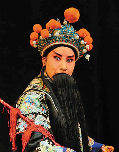 <p>　　屈連英在演出中。</p><p>　　（圖片由受訪者提供）</p>