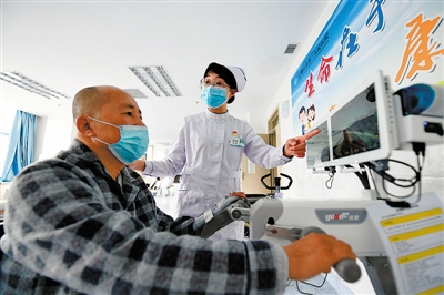 <p>　?、佟∈焐绞械诙嗣襻t(yī)院康復醫(yī)學科護士長、第三批寧夏援助湖北醫(yī)療隊隊員劉佳正在指導、幫助病人進行康復訓練。</p>