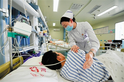 <p>　?、唷∈焐绞械诙嗣襻t(yī)院重癥醫(yī)學科（ICU）護士長、第三批寧夏援助湖北醫(yī)療隊隊員吳麗正在為久臥病床的病人拍打后背。</p>