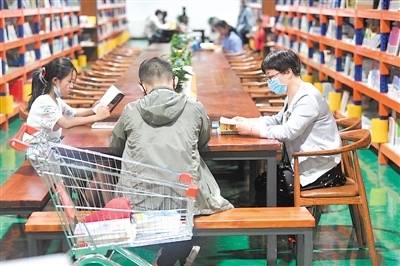 <p>　　近日，在寧夏首家倉儲式書籍賣場—新華書店發(fā)行集團(tuán)德勝倉，市民在靜謐的環(huán)境中讀書。該賣場是由一處占地1600平方米的倉庫改造而成，書籍總量超過10萬冊，涉及政治、經(jīng)濟(jì)、哲學(xué)、教育、文學(xué)、藝術(shù)等類別。除了海量的書籍，該賣場還著重營造閱讀環(huán)境，設(shè)置了閱讀區(qū)、文創(chuàng)區(qū)等區(qū)域，配備了讀書會等活動所需的多媒體設(shè)備，還有涂鴉墻和樂高墻，讓讀者可以“即興創(chuàng)作”。</p><p>　　本報(bào)記者 馬楠 攝</p>