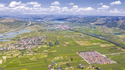 <p>　　繪就在隆德縣山川大地的豐收景象。　　　　本報記者　黨碩　攝</p>