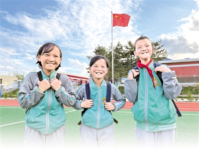 <p>　　涇源縣大灣鄉(xiāng)楊嶺村小學五年級學生馬榮（左）、殷建榮（中）、馬鈺（右），她們的夢想分別是成為音樂家、鄉(xiāng)村教師、舞蹈家。</p><p>　　本報記者　王鼎　攝</p>