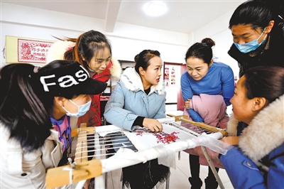 <p>　　從家庭、社區(qū)、學校，到鄉(xiāng)村、企業(yè)、機關，我區(qū)各族群眾和睦相處、和衷共濟，共居共學共建共享共事共樂的局面已經(jīng)形成。</p><p>　　本報記者　王曉龍　攝</p>