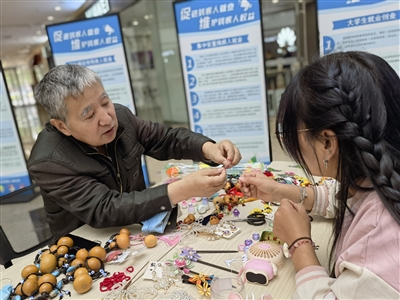 近年來，手工制作讓不少殘疾人實現(xiàn)就業(yè)。本報記者  張艷麗  攝