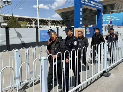 鹽池縣人民法院執(zhí)行干警聯(lián)合銀川站派出所民警火速布控，將藏匿的被執(zhí)行人魏某截獲并采取司法拘留措施。  受訪單位供圖