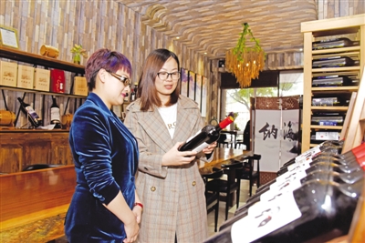 <p>　　紅寺堡葡萄酒深受福建省德化縣消費者青睞。　　　　　　　　　　　　　　　　　　　　　　　　　　　　　　　　　　　　　　　　　　　　　　　　?。ǜ＝ㄊ〉禄h委宣傳部供圖）</p>