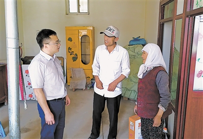 <p>　　涂德望（左一）深入貧困戶家中走訪慰問。</p>