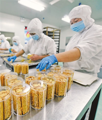 <p>　　寧夏麥爾樂食品股份有限公司的生產(chǎn)車間。近年來，企業(yè)結(jié)合賀蘭縣農(nóng)產(chǎn)品特色優(yōu)勢，研發(fā)出廣受消費者青睞的產(chǎn)品。　　　本報記者　馬楠　攝</p>