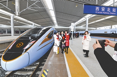 <p>　　首發(fā)動(dòng)車組順利抵達(dá)終點(diǎn)站，乘客們?cè)谖靼脖闭九c“藍(lán)暖男”合影。</p>