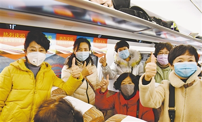 <p>　　　　姐妹們組團乘動車去旅游。</p>