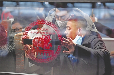 <p>　　　　兩位乘客給車票拍照留念。</p>