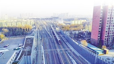 <p>　　12月26日9時許，銀西高鐵D4385次動車駛出銀川站，奔向西安。</p>
