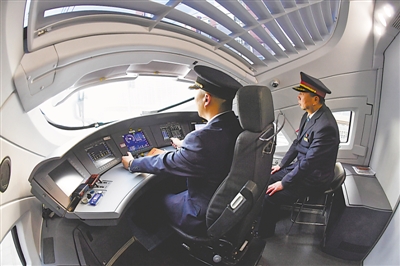<p>　　銀西高鐵動車司機駕駛動車飛馳在大地上。</p>