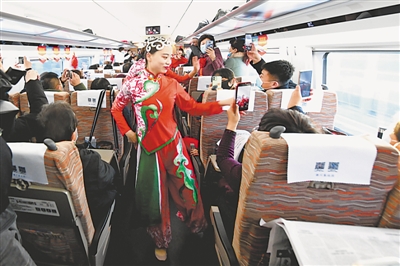 <p>　　首發(fā)動車上的精彩表演。</p>