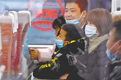 <p>　　一家人踏上回家路。</p>