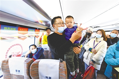 <p>　　首發(fā)動車上最小的乘客只有3歲半。</p>