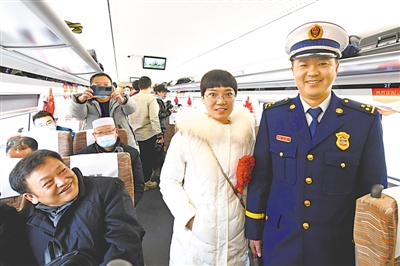 <p>　　光榮的乘客：哥哥是勞動模范，妹妹是抗疫模范。</p>