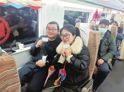 在慶陽站乘上首發(fā)列車的旅客“曬幸?！薄? oldsrc=