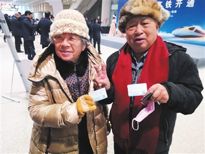     張國強和老伴展示車票。